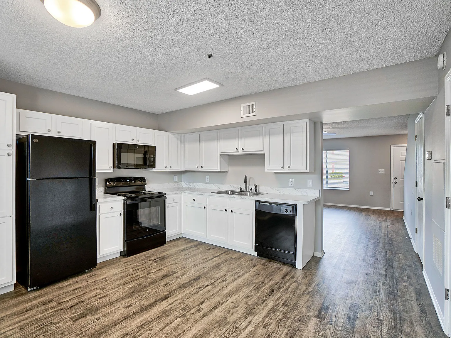 Hillwood Pointe Apartments — Photo 3