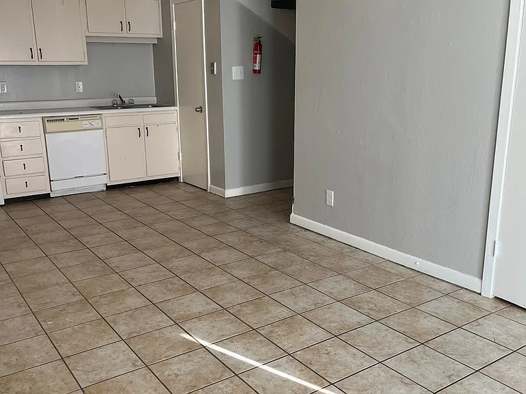 7720 E Kings Hwy #4 — Photo 7