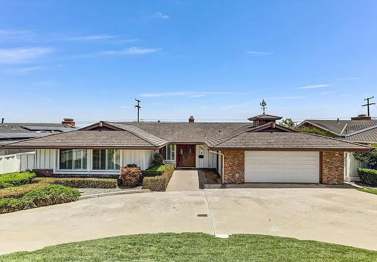 1165 Catalina Blvd — Photo 1