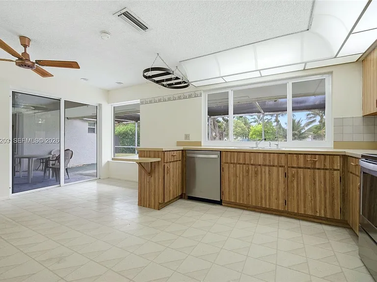 920 NW 92nd Ave — Photo 30