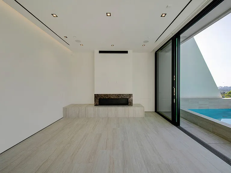 8765 Hollywood Blvd — Photo 38