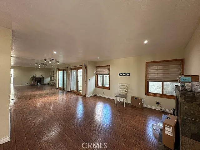 22137 Burbank Blvd — Photo 4