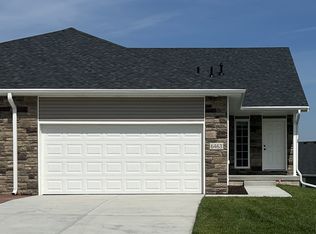 6463 Maple View Ct, Lincoln, NE 68512