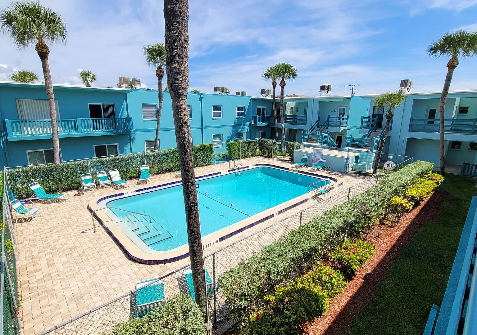 Cozy Beachside Condo in Cape Canaveral Including pool, basic cable, and water. — Photo 2