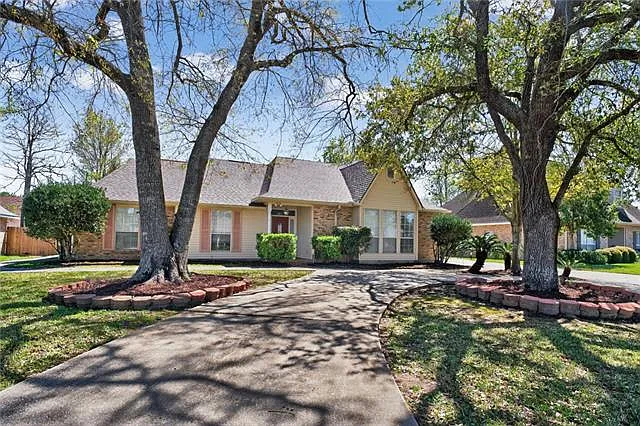 891 Cross Gates Blvd — Photo 2