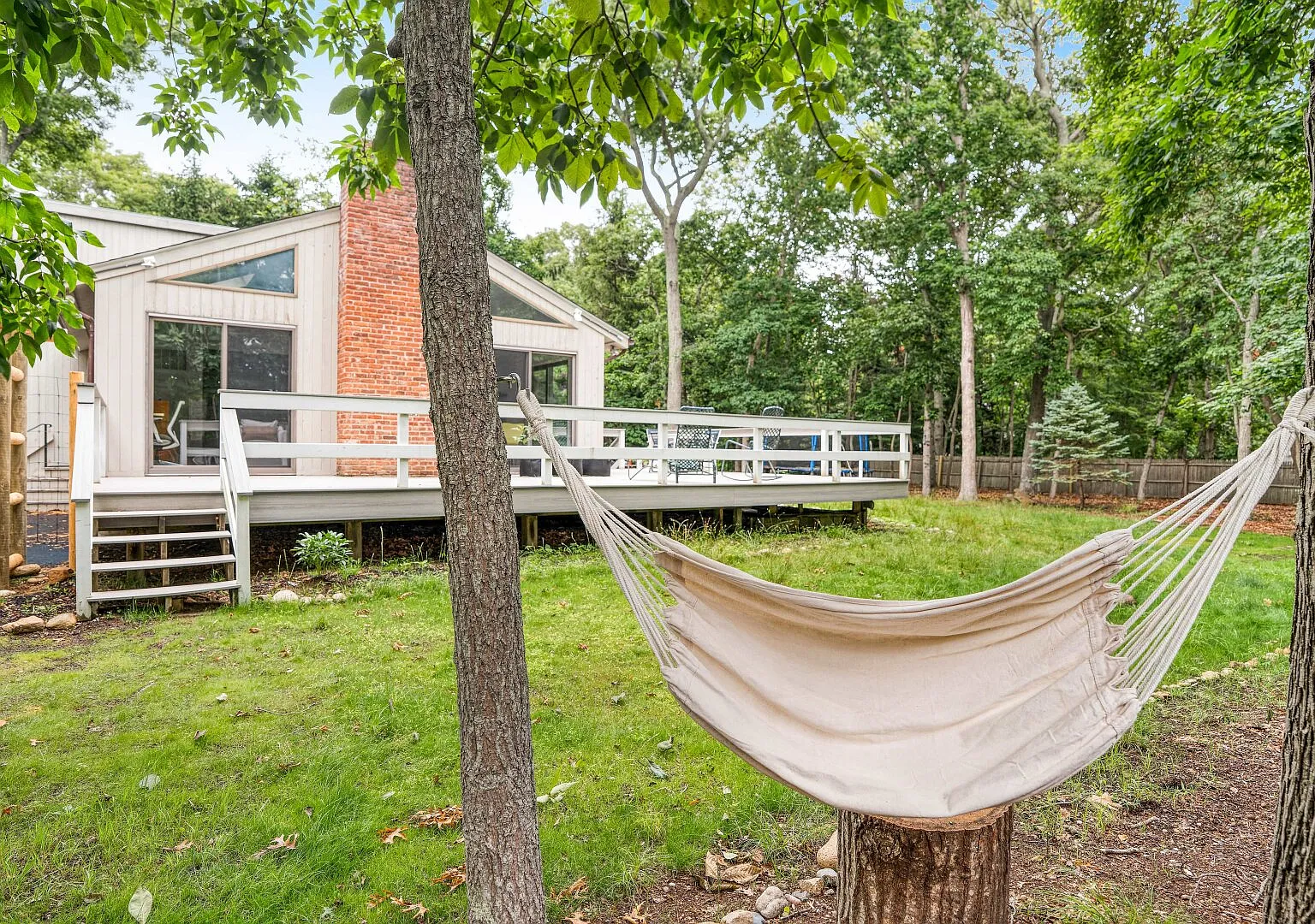 East Hampton Retreat with Private Beach Access — Photo 4