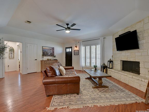 3rd image of 828 LONE STAR DR