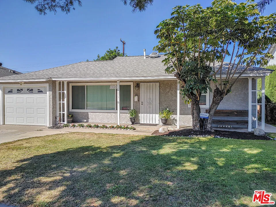 3 bed, 2.0 bath, 1408 sqft, $3,995 — Photo 2