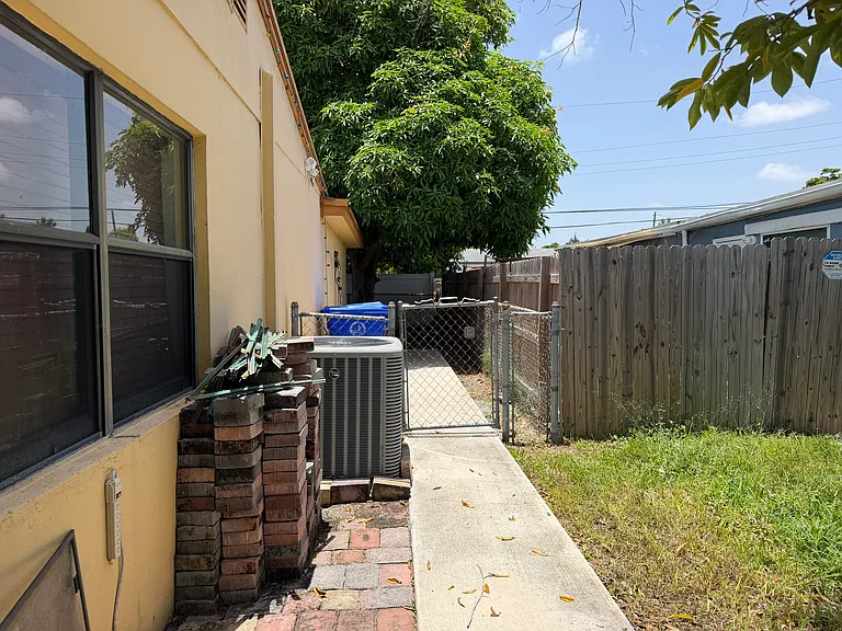 1601 SW 63rd Ter — Photo 9