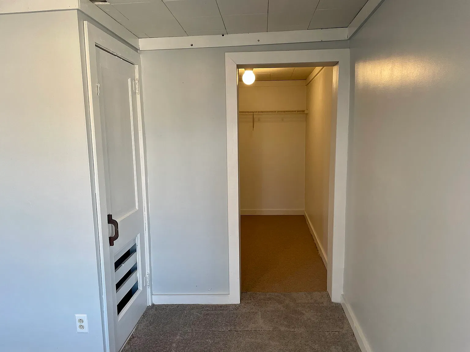 3 bed, 1000 sqft, $1,100 — Photo 2