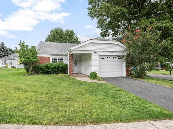 7 Avon Court, Ridge, NY 11961