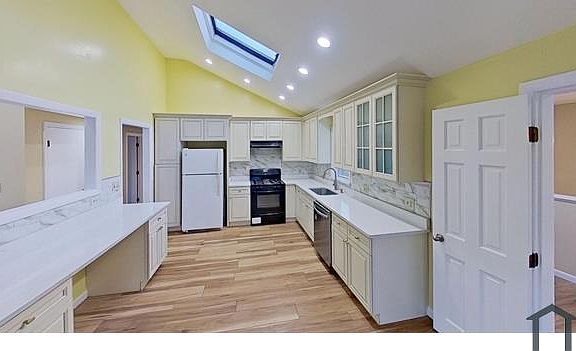 2nd image of 52 Rockefeller St Floor 2