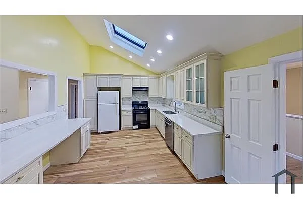 Building Photo - 52 Rockefeller St #2