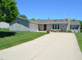 4390 S Regal Manor Dr, New Berlin, WI 53151