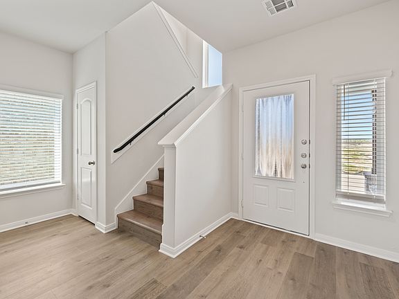 4th image of 121 Magnolia Blvd