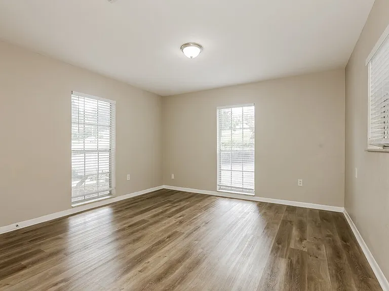 1033 Campbell Ave — Photo 12
