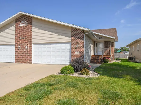 1402 S Ebenezer Ave, Sioux Falls, SD 57106