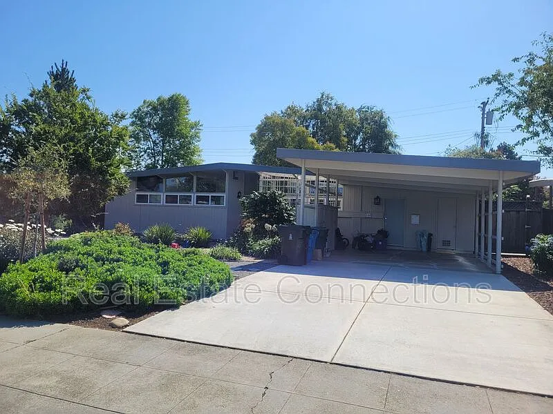 340 Ely Pl photo 1