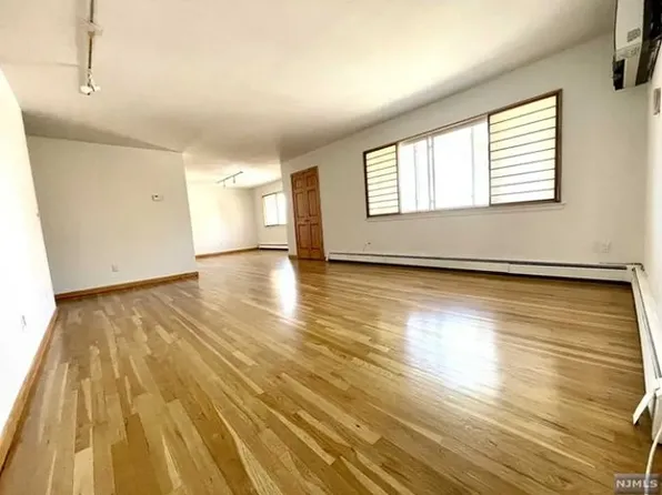 1538 10th St Unit 2, Fort Lee, NJ 07024