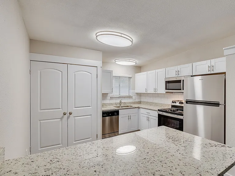 Oak Street Flats: Ranch Style Fully Remodeled Come Check Us Out — Photo 5