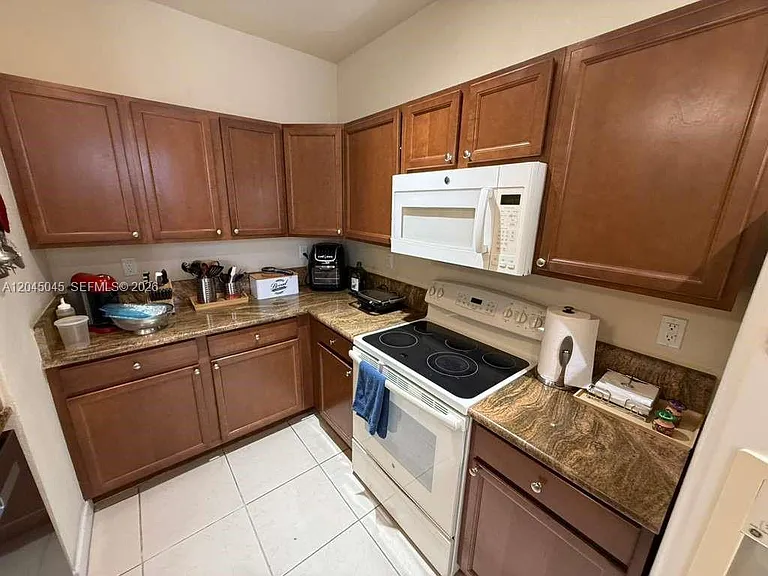 9572 SW 169th Pl #MAIN HOUSE — Photo 6