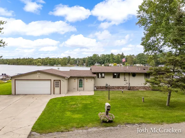 1351 Shady Ln, Greenville, MI 48838