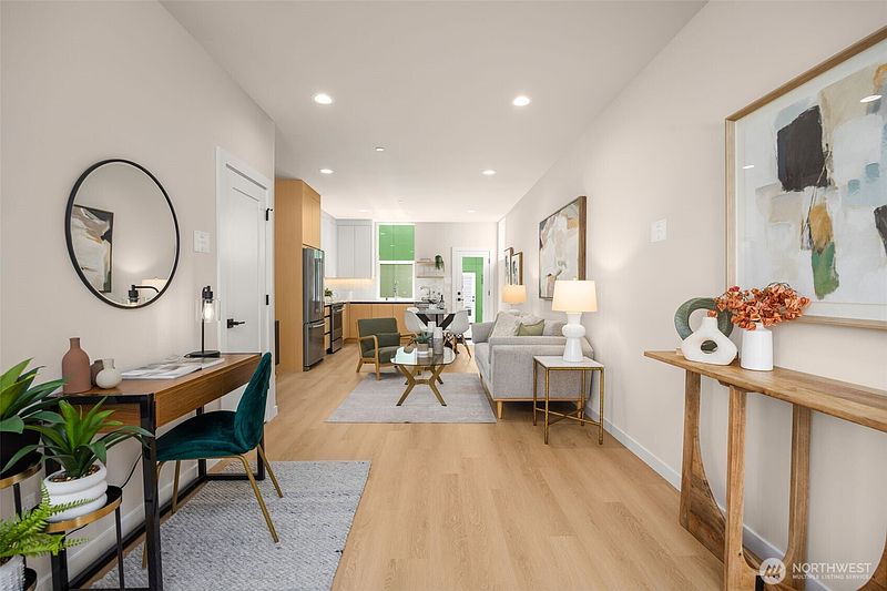 4th image of 2805 S Charles Street S
