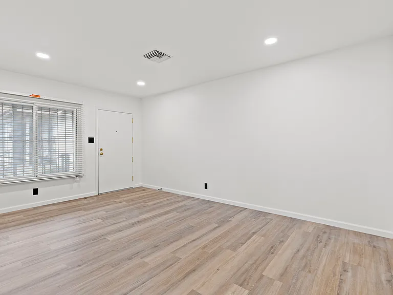 9813 S Van Ness Ave #2 — Photo 4