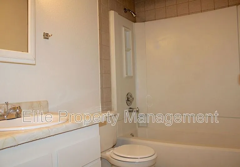 1529 Oakshire Ln #6 — Photo 9
