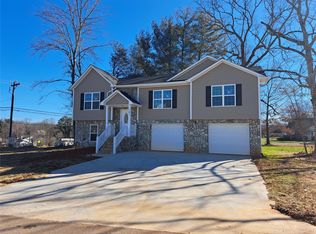 101 Green Fields Ln, Morganton, NC 28655