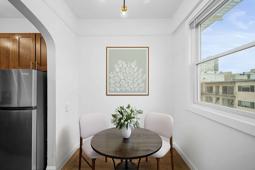 1530 Gough — Photo 3