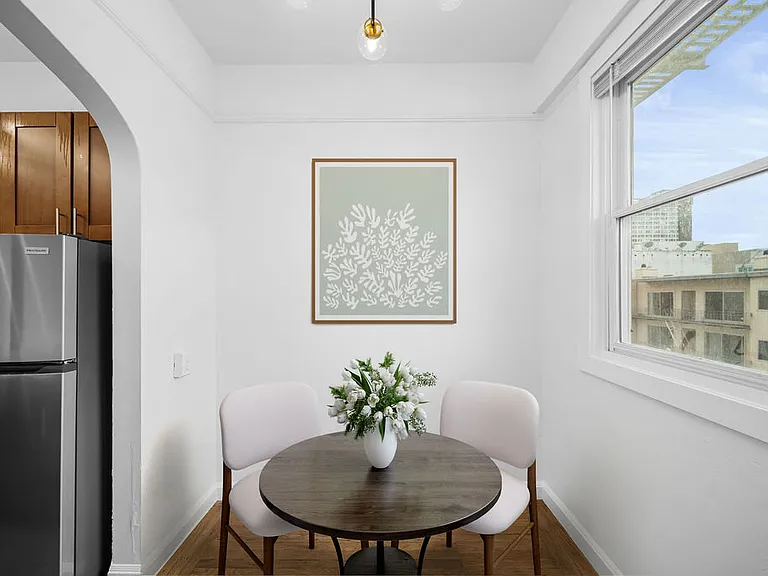1530 Gough — Photo 4