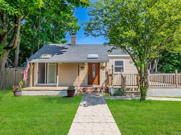 3 Laurel Road W, Brookhaven, NY 11951