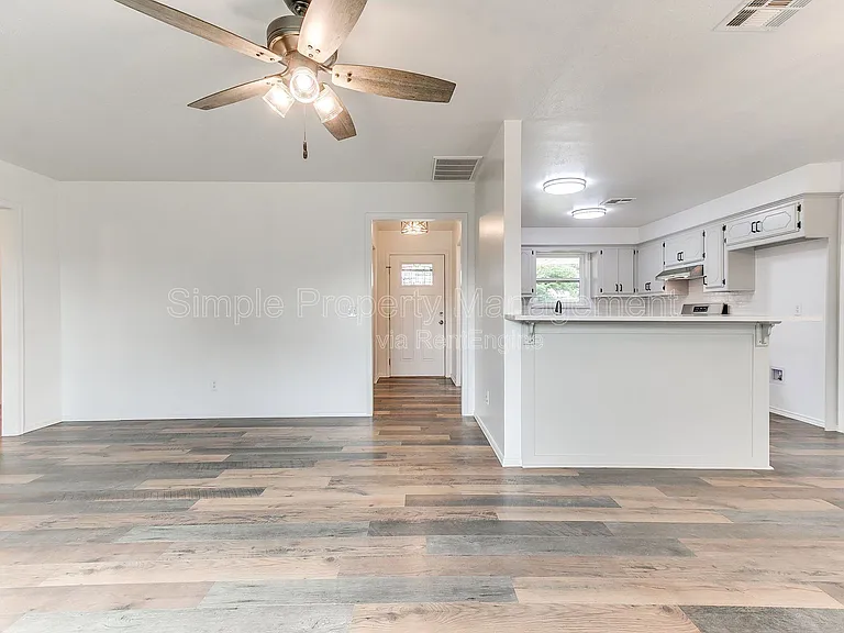2401 Fedderson Dr — Photo 6