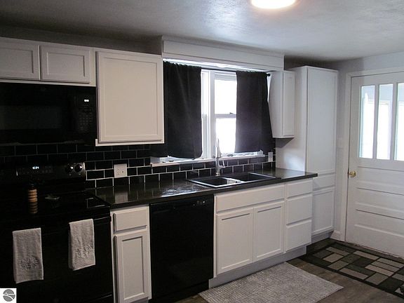 3rd image of 536 Aldrich St