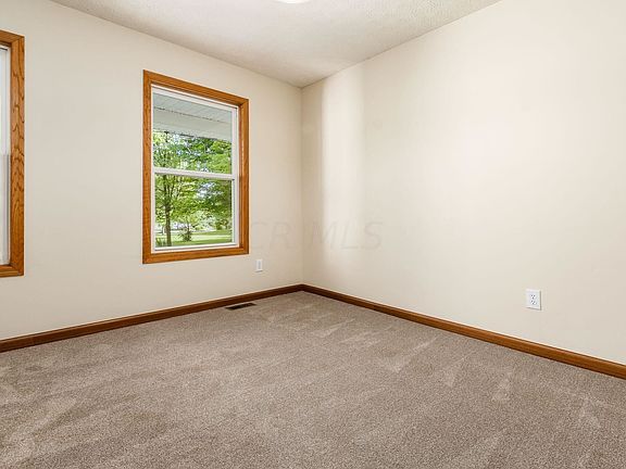 5th image of 25 White Oak Dr