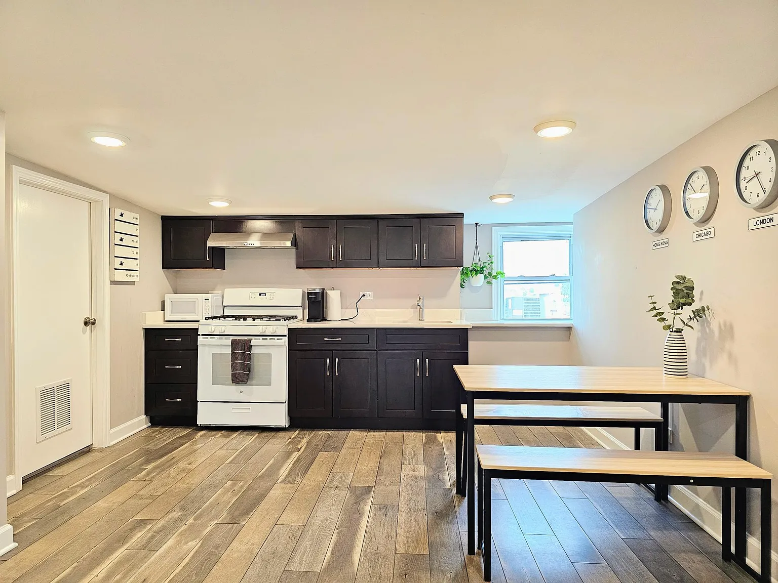 3 bed, 850 sqft, $1,800 — Photo 3