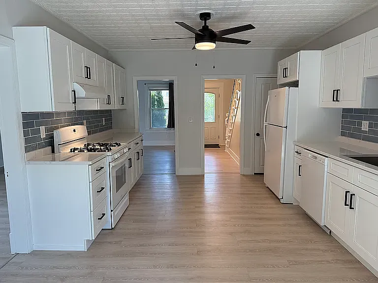3 bed, 1350 sqft, $2,400 — Photo 2