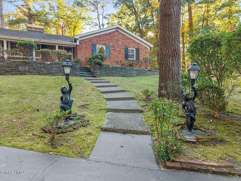3rd image of 6 Pine Ridge Drive