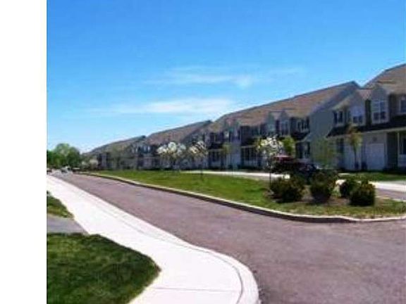 3rd image of 544 Onward Ave