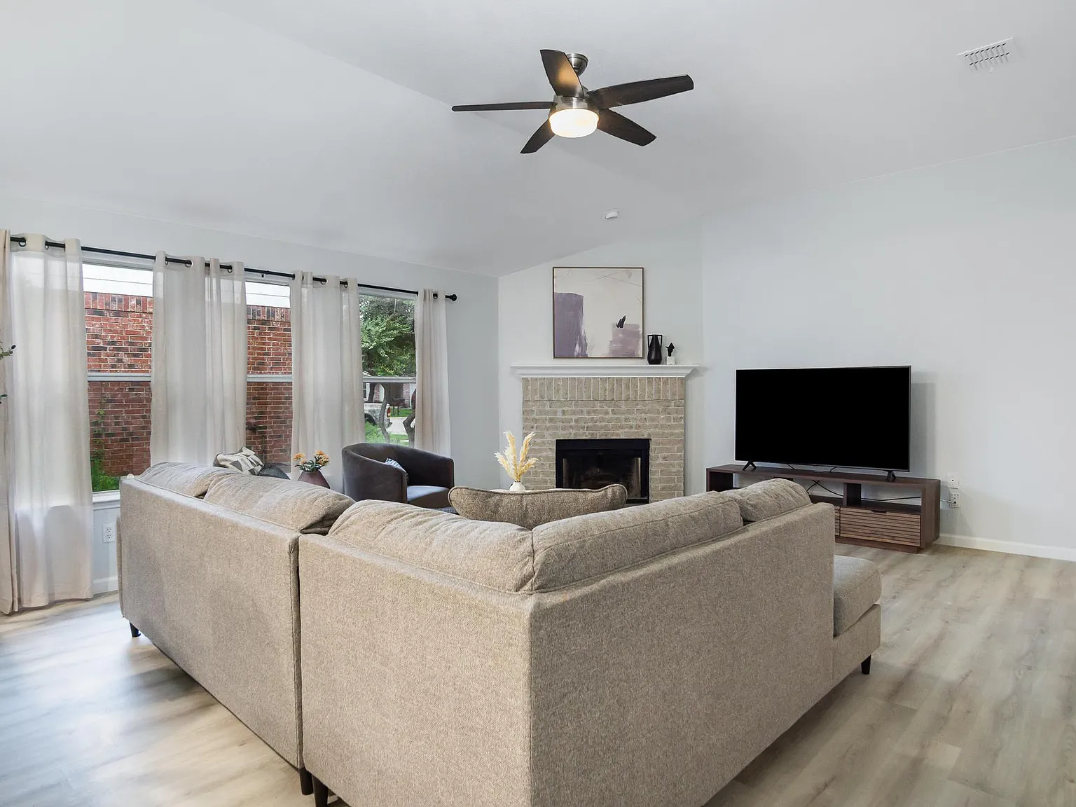 4 bed, 1915 sqft, $5,400 — Photo 4