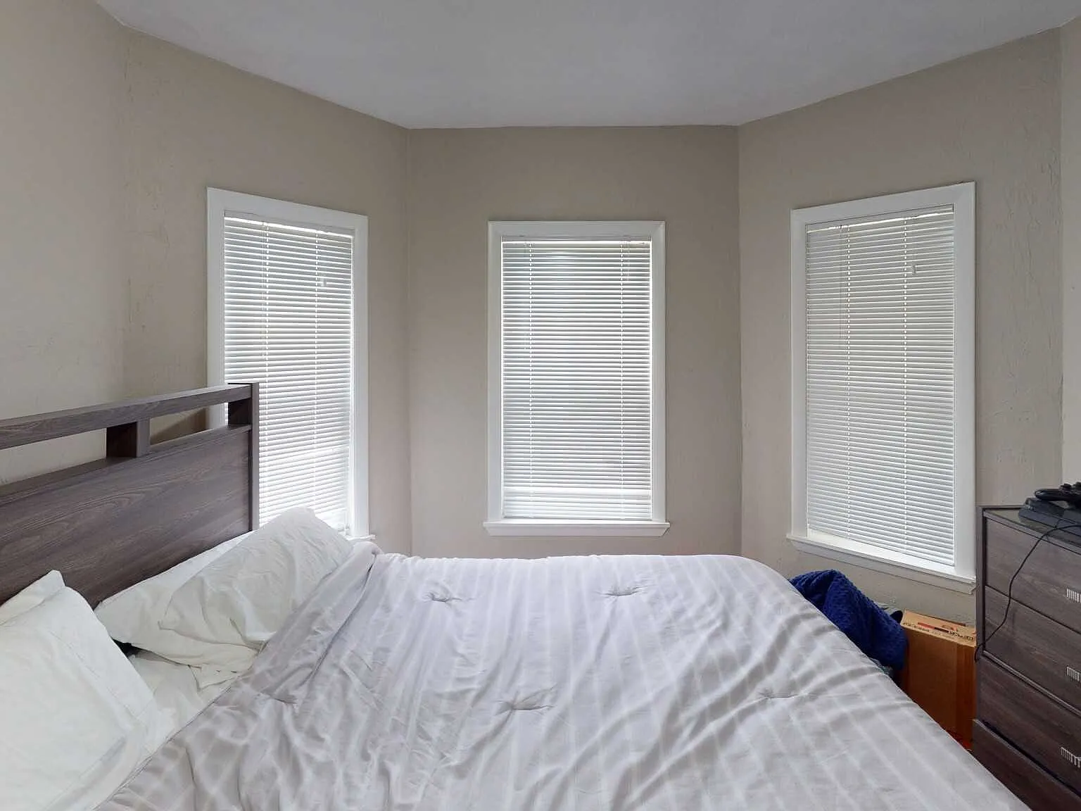 4 bed, $4,200 — Photo 1