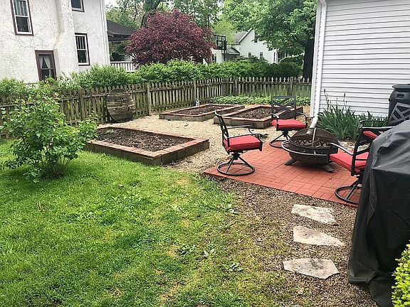 5th image of 702 Emerson St