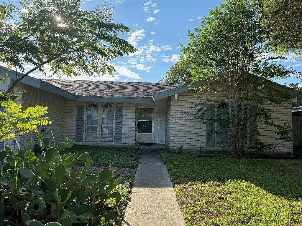 3 bed, 2.0 bath, 1415 sqft, $1,825 — Photo 1