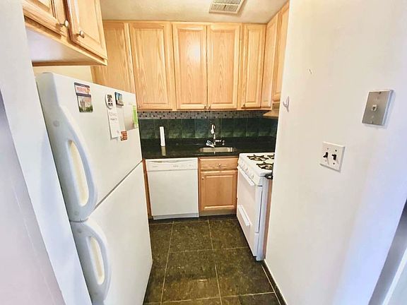 3rd image of 3721 Greenpoint Ave #3