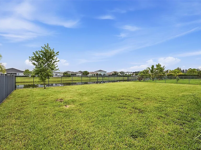 15239 Goldfinch Cir — Photo 42