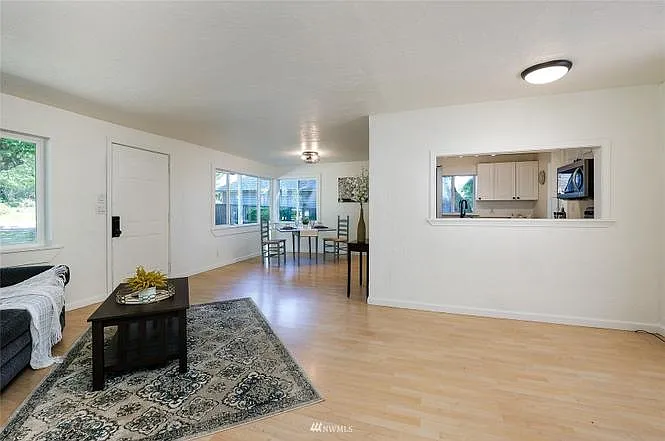 3 bed, 1008 sqft, $2,350 — Photo 2