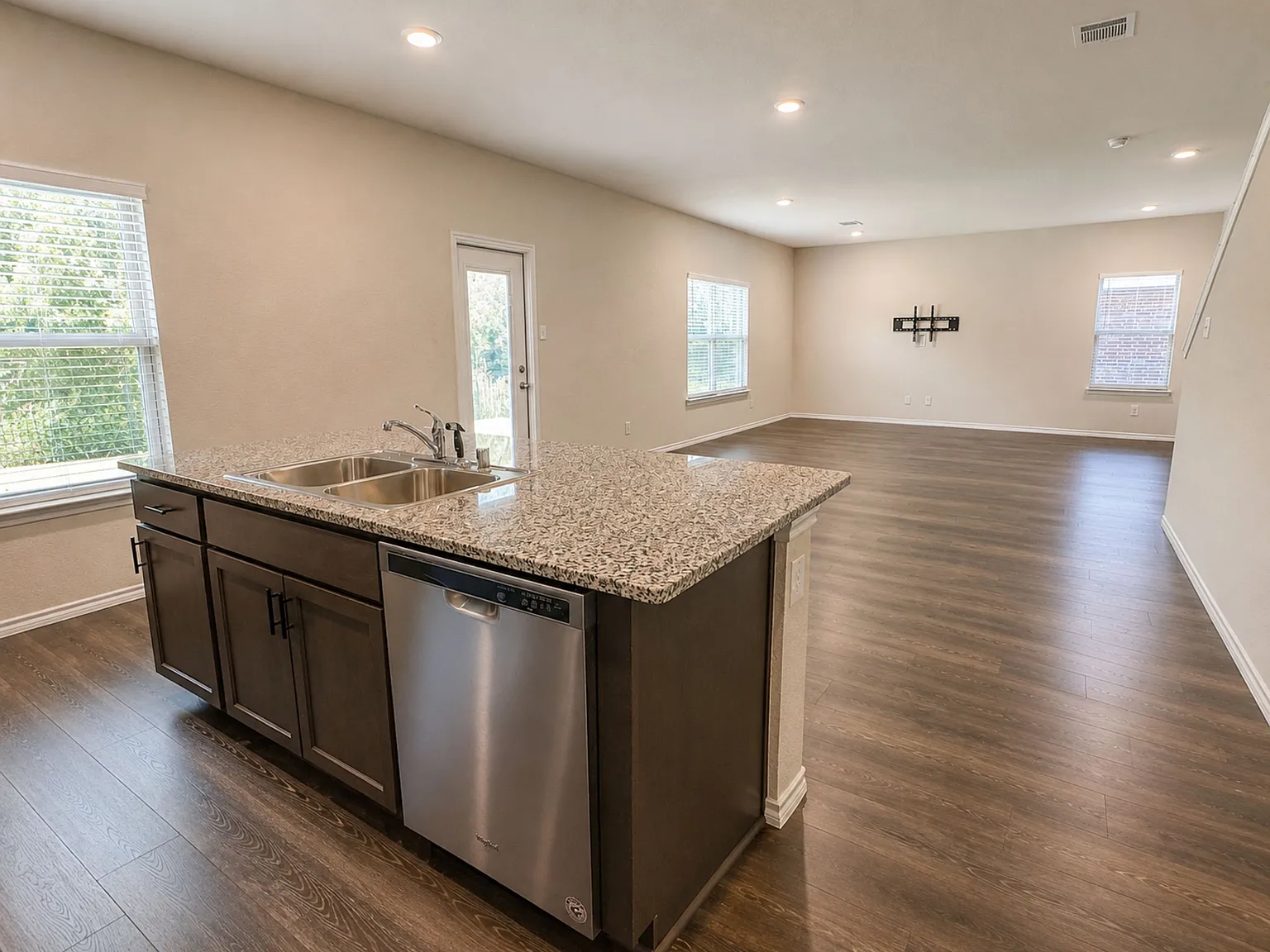 4 bed, 2286 sqft, $2,500 — Photo 4