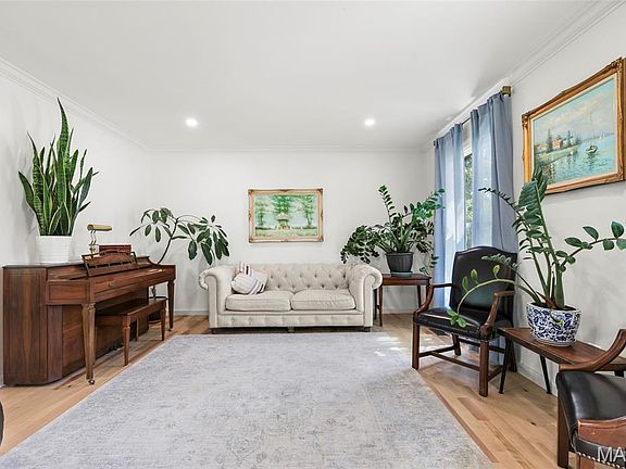 4th image of 243 W Manor Dr