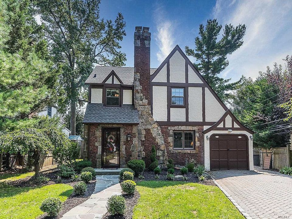 2nd image of 18 Dover Ct